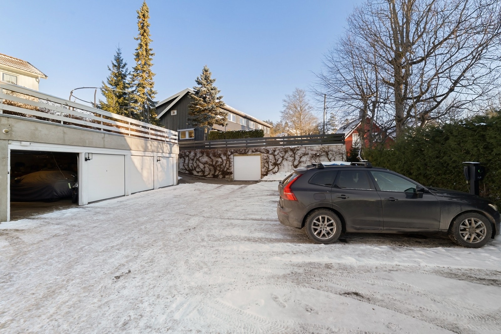 Asfaltert felles gårdsplass og gangveier med varmekabler.
Boligen disponerer en garasjeplass (ca 18 kvm) og en biloppstillingsplass begge med el.bil lader. Galleribilde