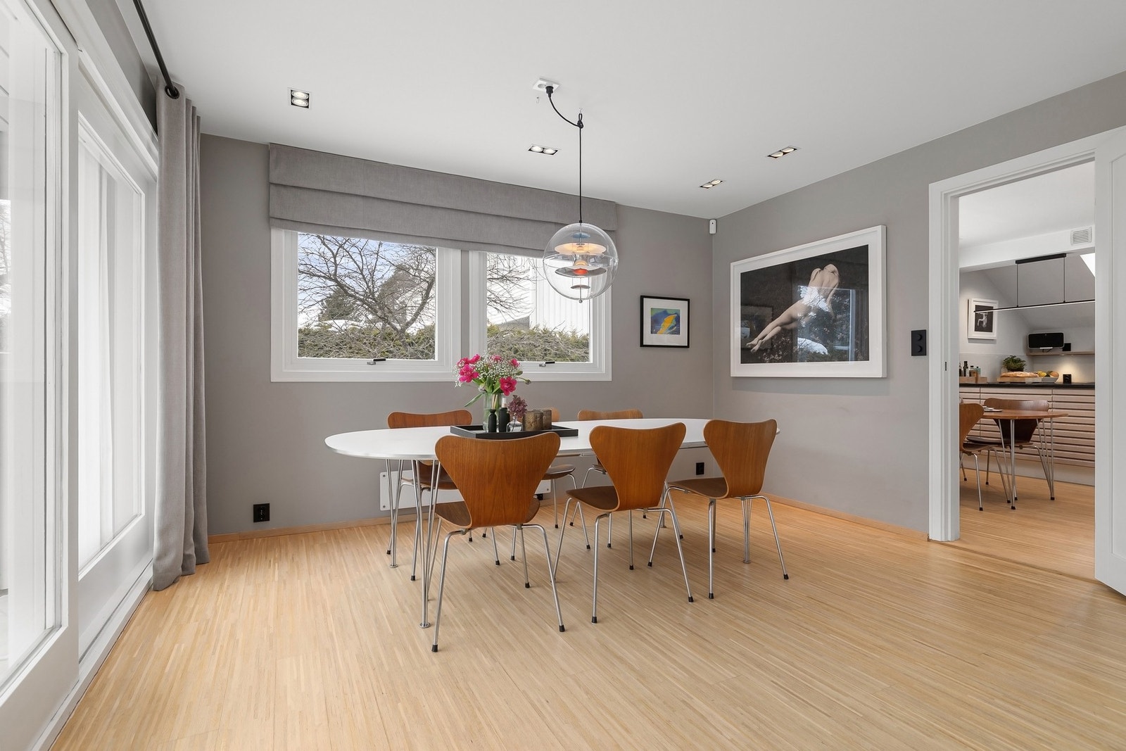 Spisestuen ligger i praktisk tilknytning til kjøkkenet Galleribilde