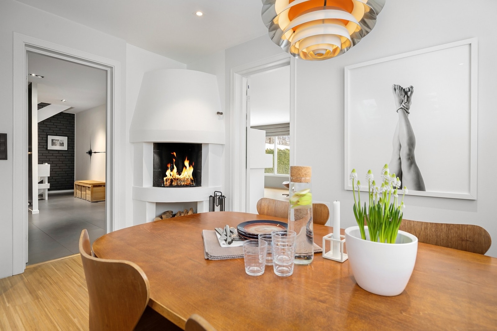 Hyggelig åpen peis på kjøkkenet Galleribilde