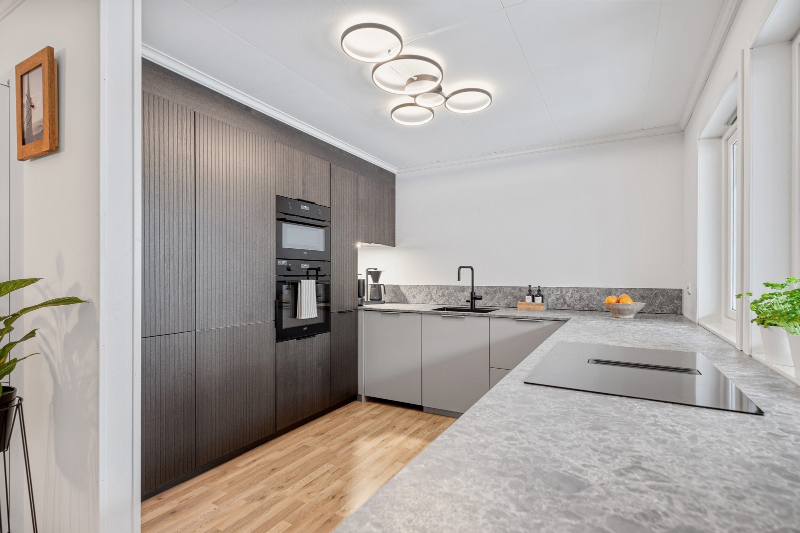 Lekkert kjøkken fra Kvikk, nytt i 2023 med alt av hvievarer integrert Galleribilde