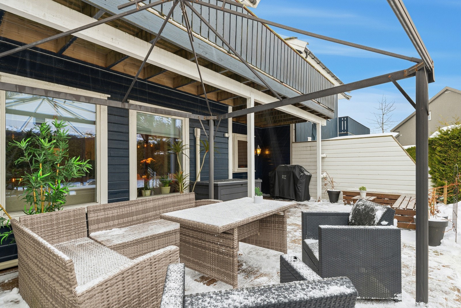 Fra stuen er det utgang til egen terrasse/hagedel Galleribilde