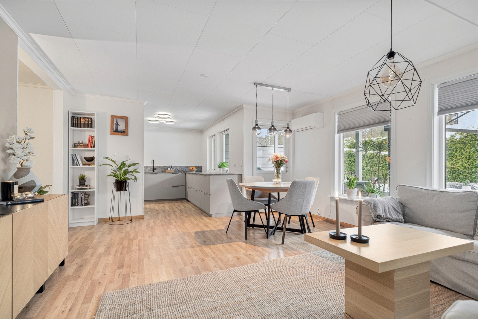 Lys og fin stue med delvis åpen løsning mot kjøkkenet Galleribilde