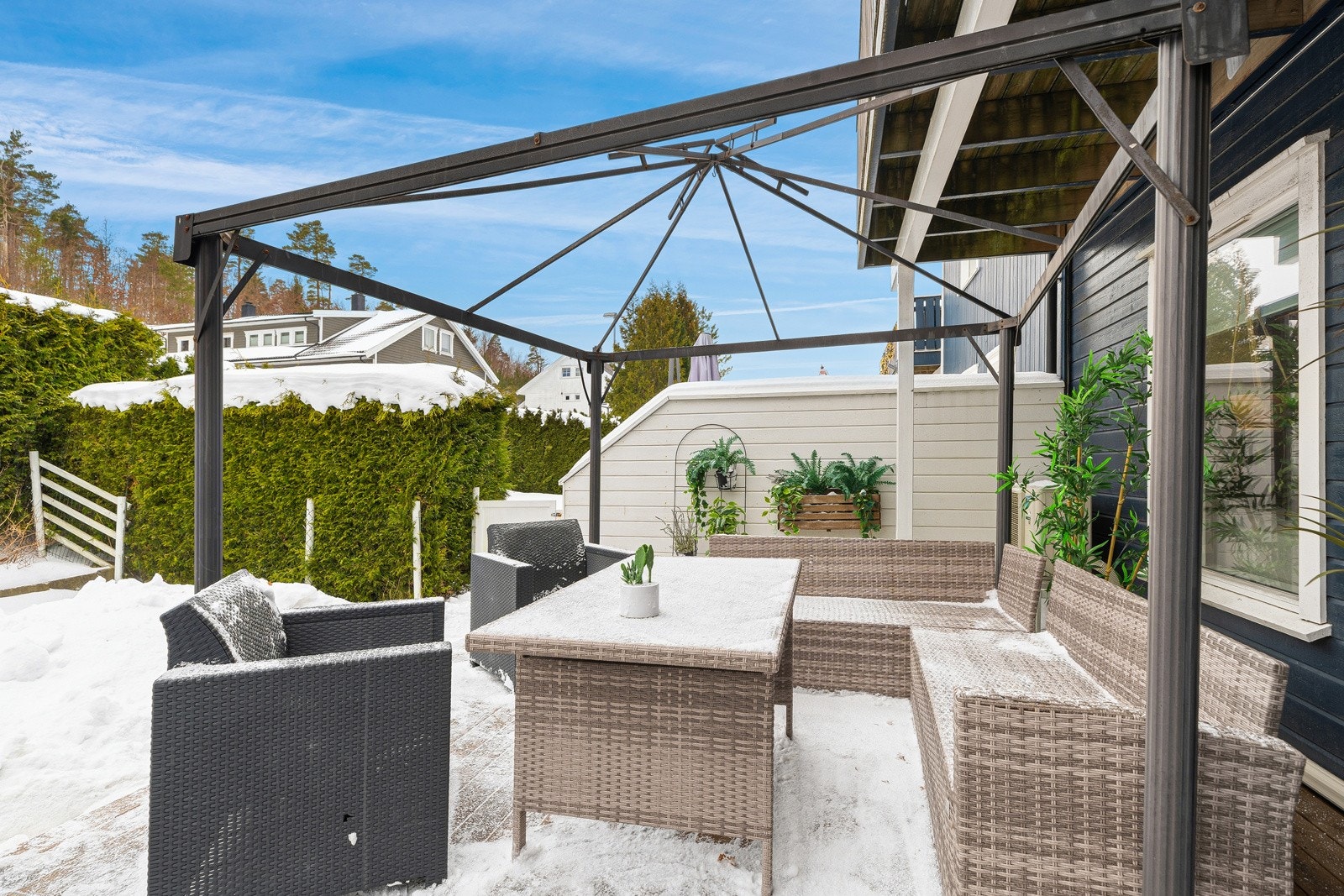 Fra stuen er det utgang til egen terrasse/hagedel Galleribilde