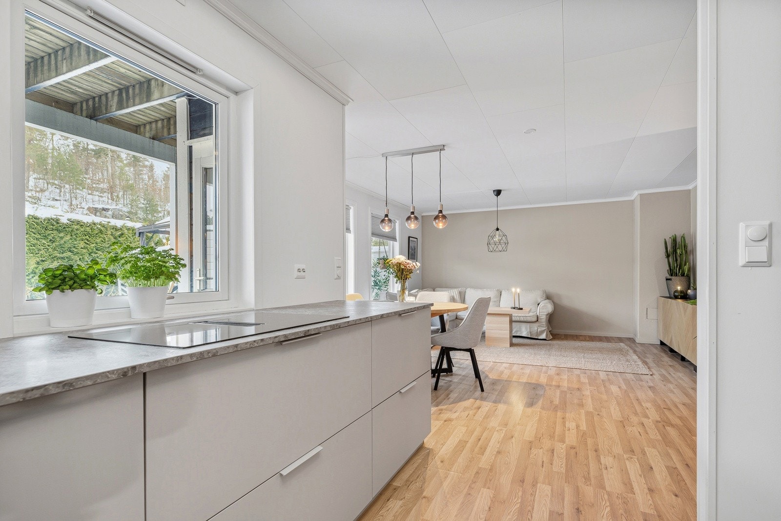 Lekkert kjøkken fra Kvikk, nytt i 2023 med alt av hvievarer integrert Galleribilde