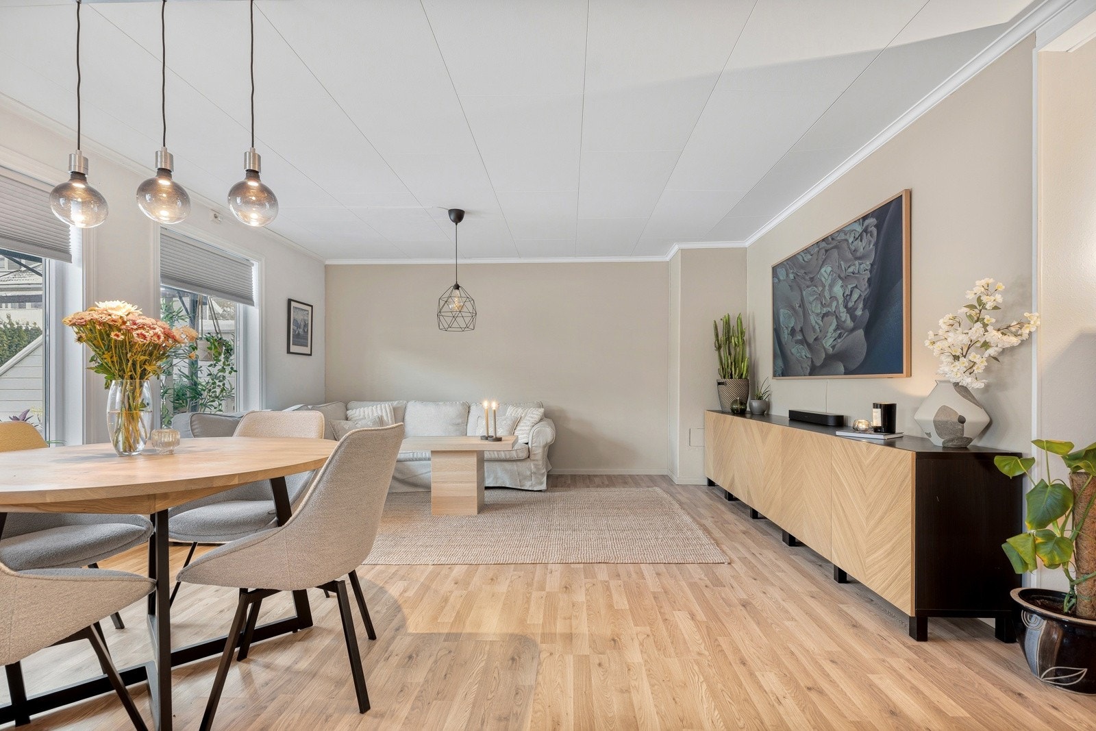 God plass til spisestuebord mellom stue og kjøkken Galleribilde