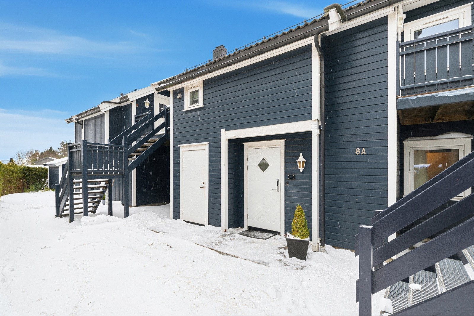 Inngangsparti med utvendig bod Galleribilde