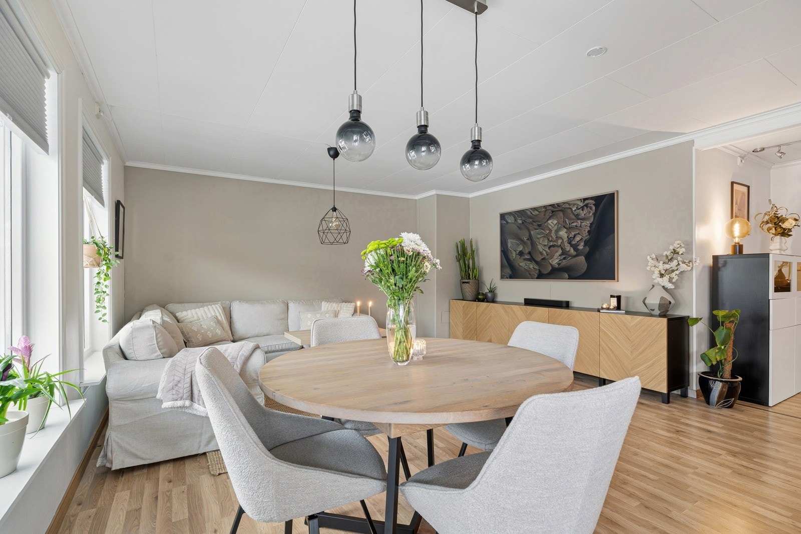 God plass til spisestuebord mellom stue og kjøkken Galleribilde