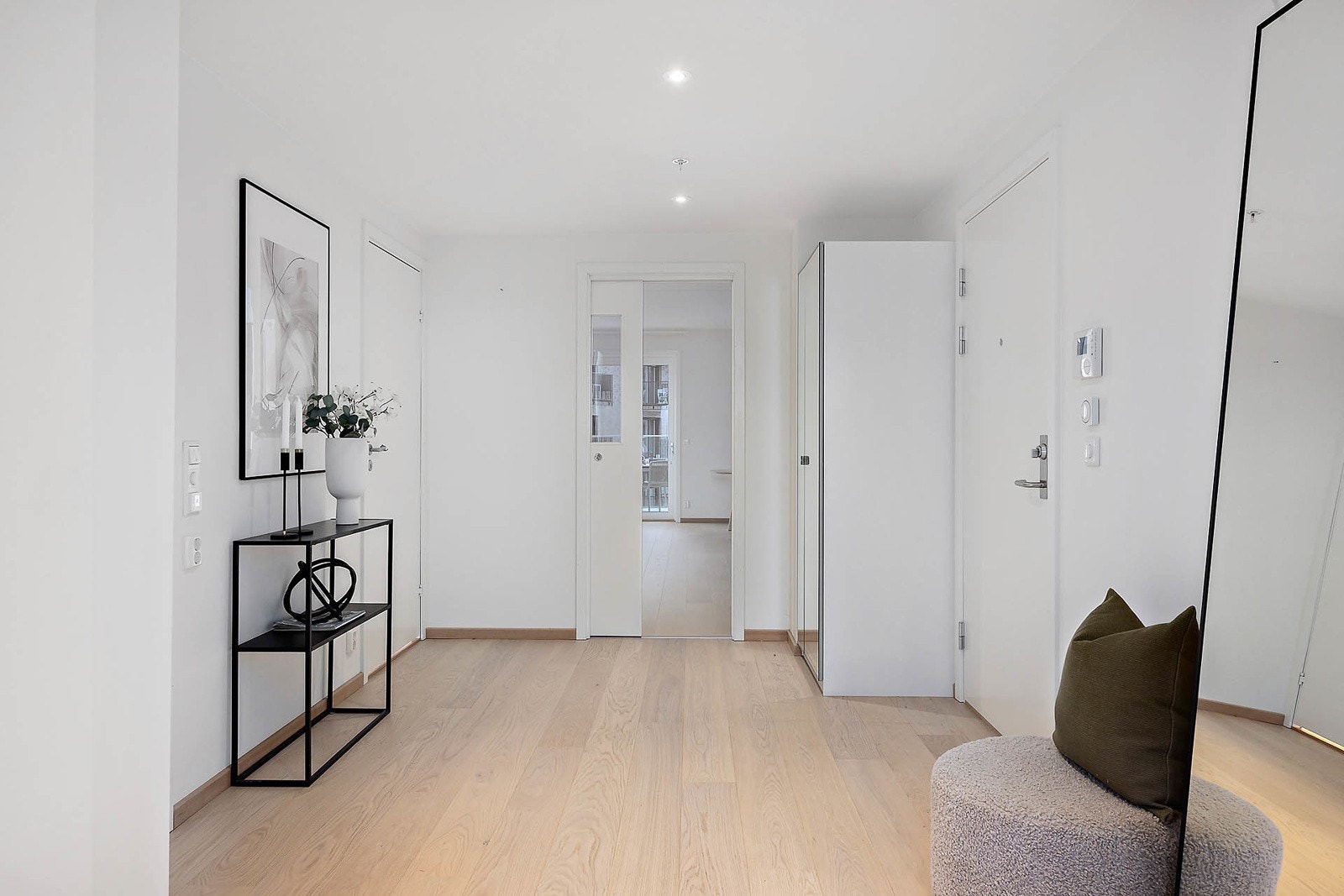 Entreen er lys og innbydende med downlights i himling. Galleribilde