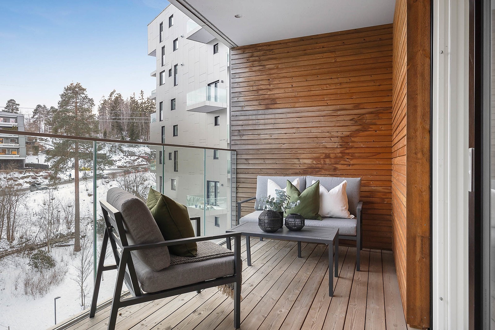 Balkongen er utstyrt med tregulv, belysning, strømuttak Galleribilde