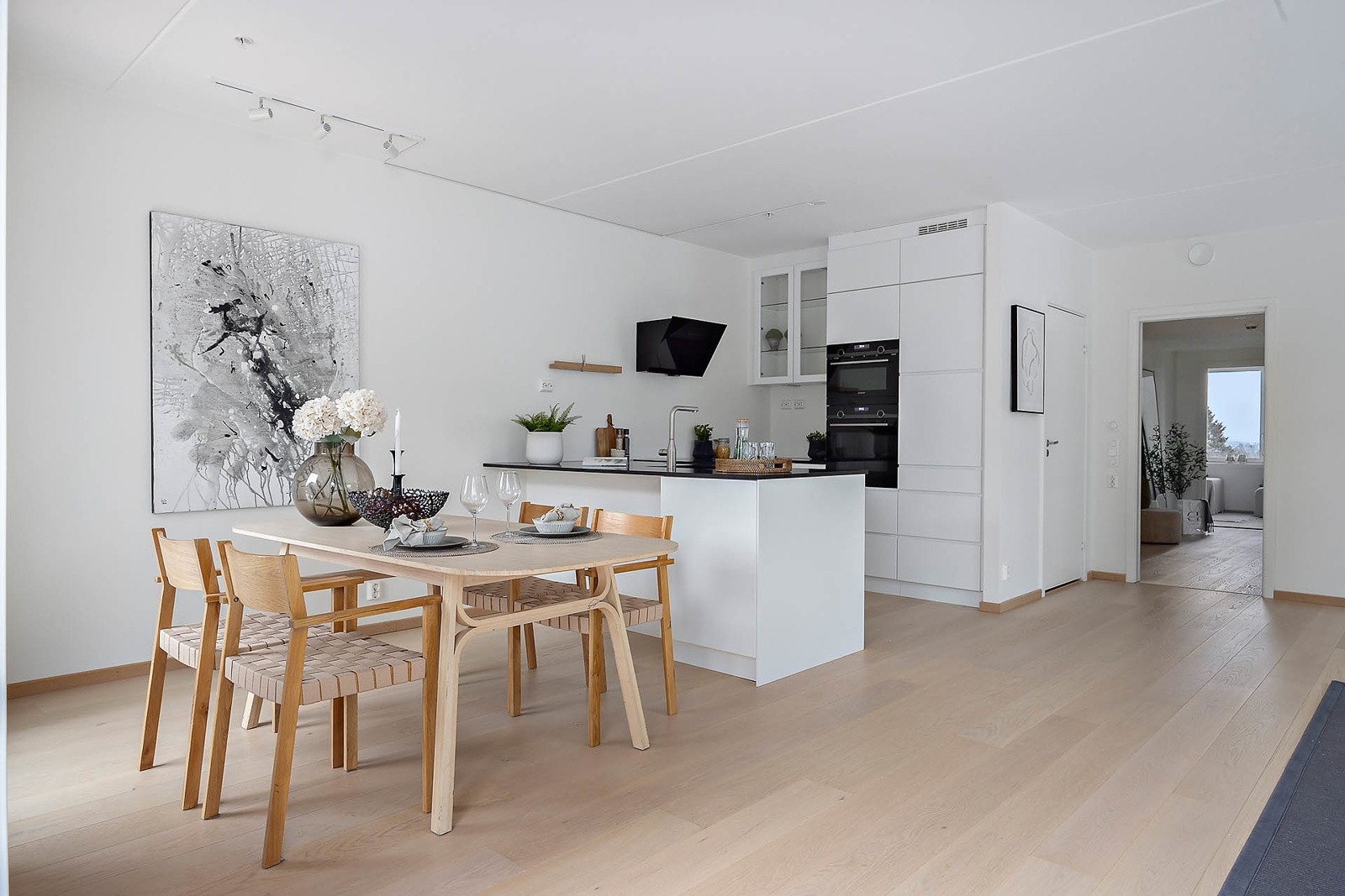 Stuen har god plass til sofagruppe, spisebord og mediebenk. Galleribilde