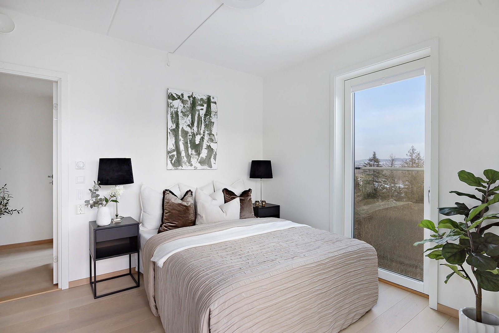 Hovedsoverom med god plass til dobbeltseng og nattbord. Skyvedørsgarderobe på soverommet. Galleribilde