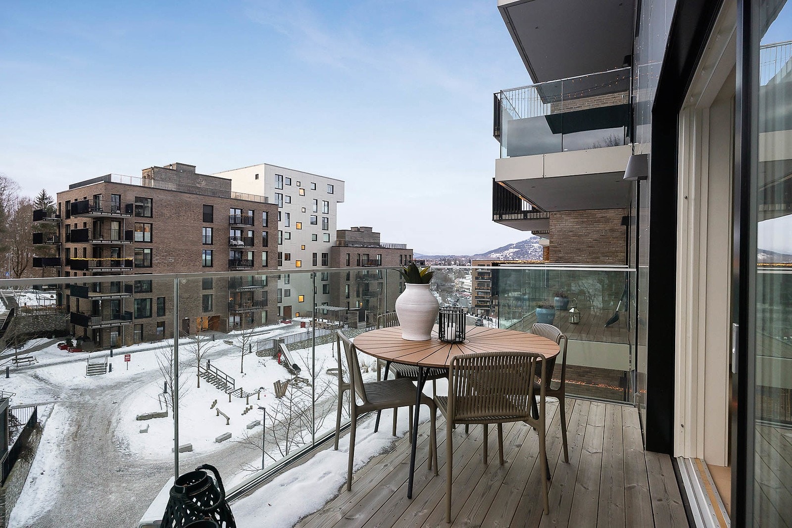 Fra stuen er det skyvedør ut til vestvendt balkong på 10m². Galleribilde