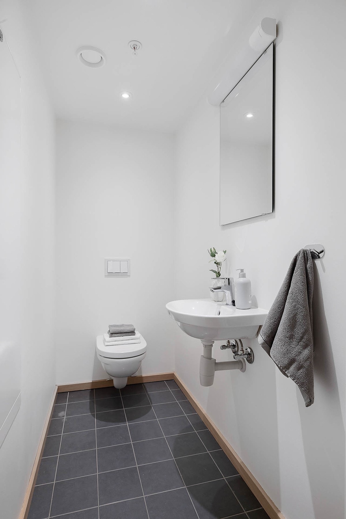 Separat toalettrom med vegghengt wc og vask. Galleribilde