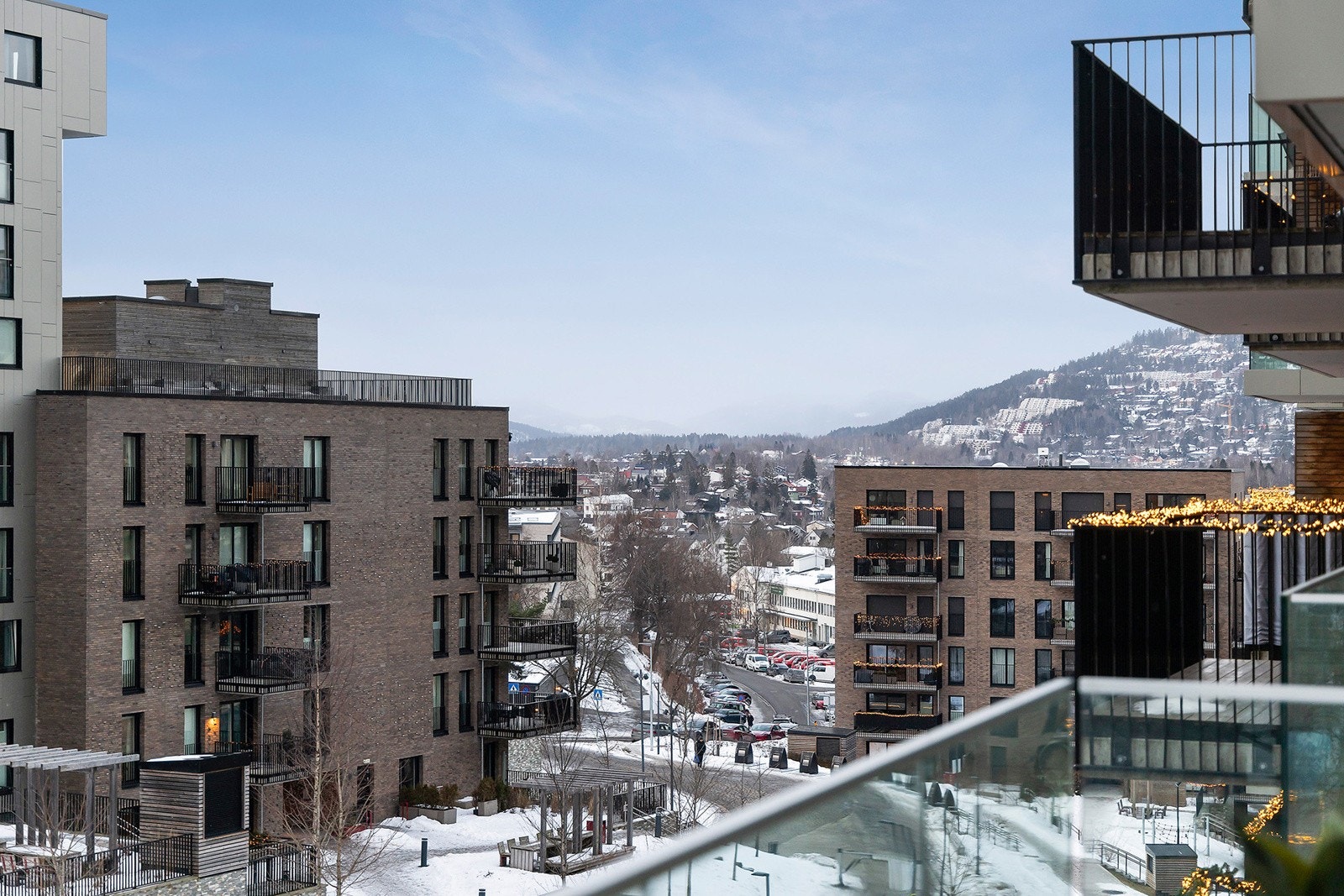 Balkongen vender ut mot pent opparbeidet gårdsrom. Galleribilde