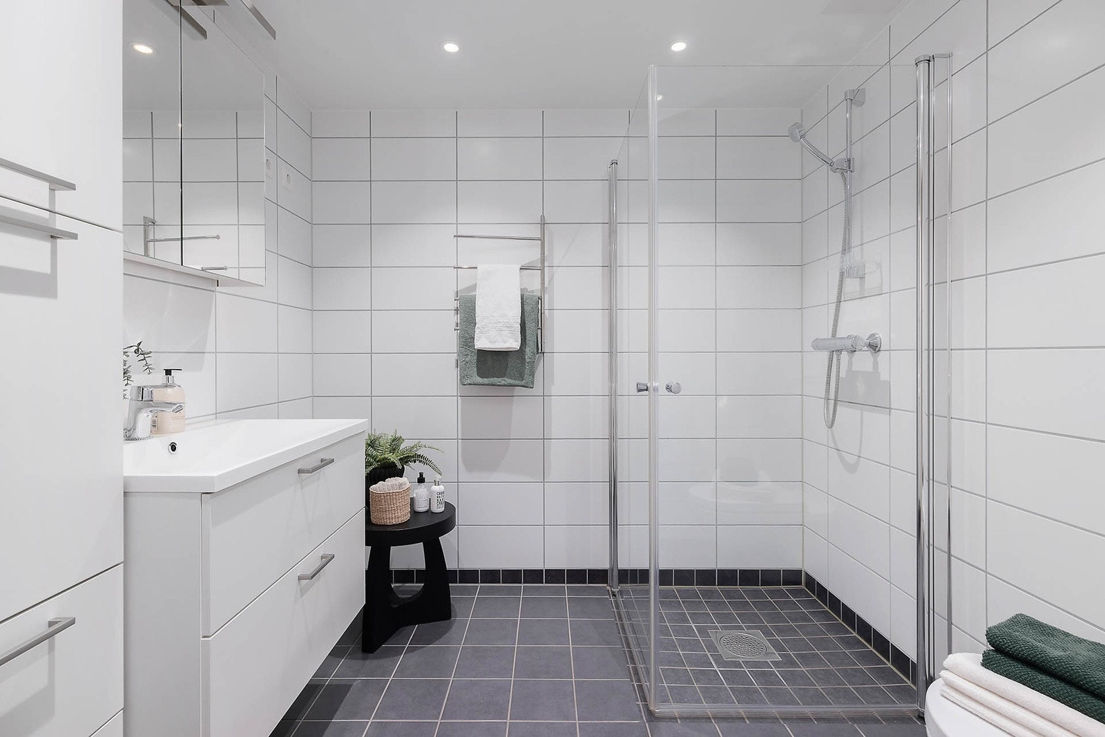 Delikat og flislagt med varme i gulv og downlights i himling. Galleribilde