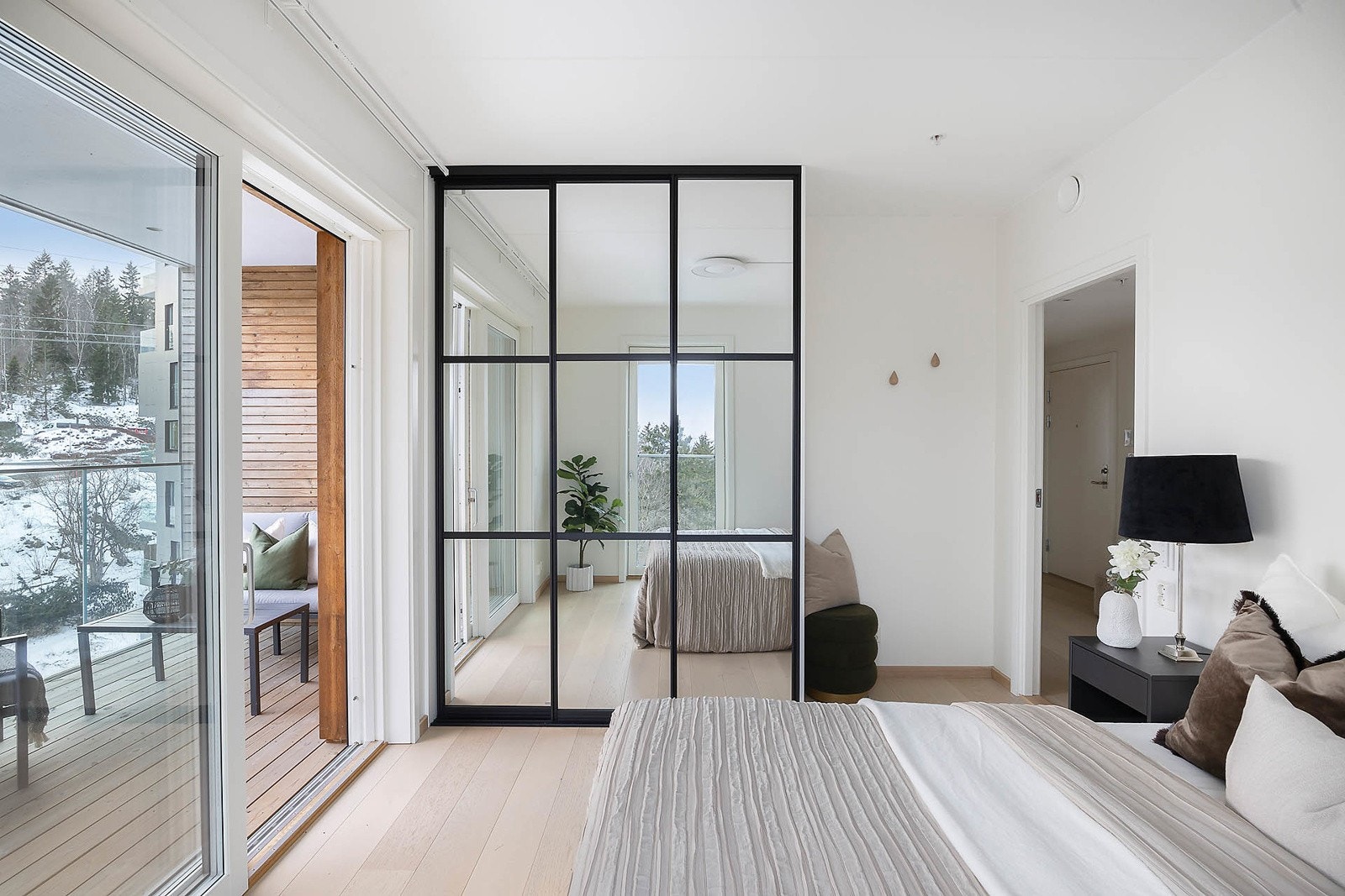 Utgang til en flott sydvendt balkong på 9m². Galleribilde