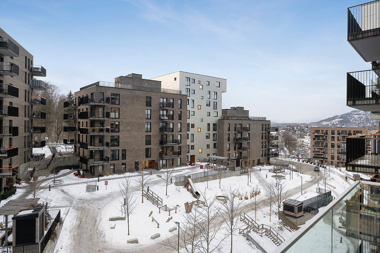 Her bor dere i nærheten av de fleste servicetilbud, samtidig like ved flotte turmuligheter. Galleribilde