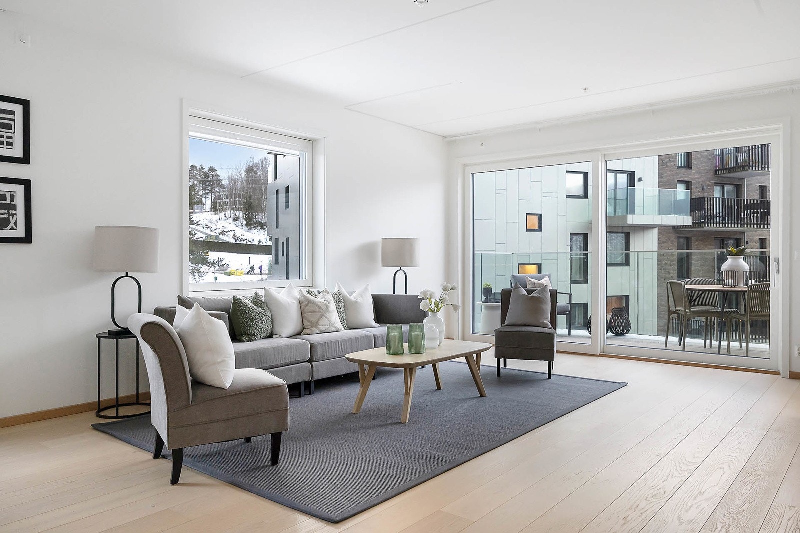 Leiligheten har store vindusoverflater som slipper inn rikelig med naturlig lys. Galleribilde