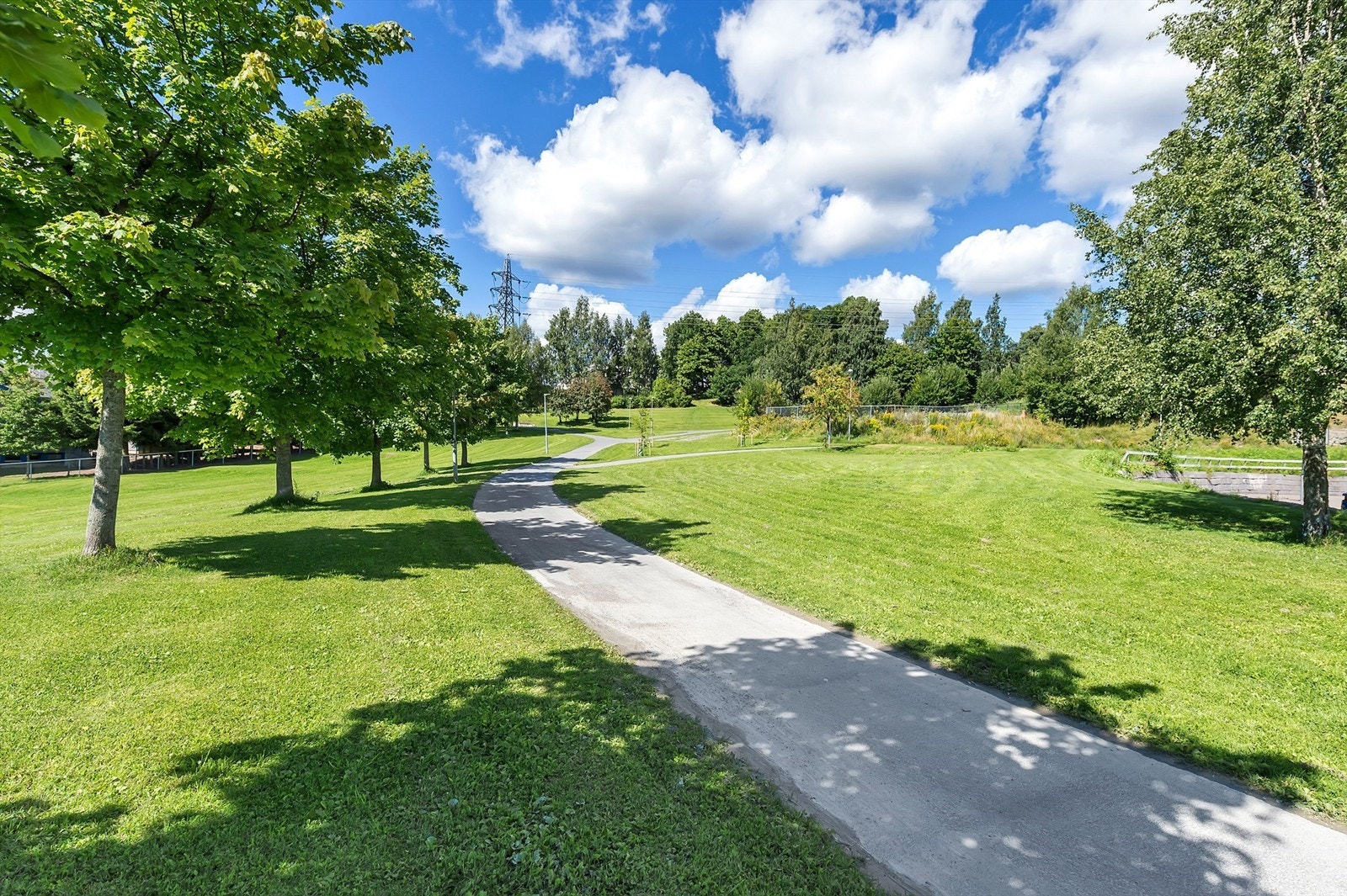Leiligheten ligger mellom Lille Løren park og Lørenparken, med flotte grøntområder rett utenfor døren. Galleribilde