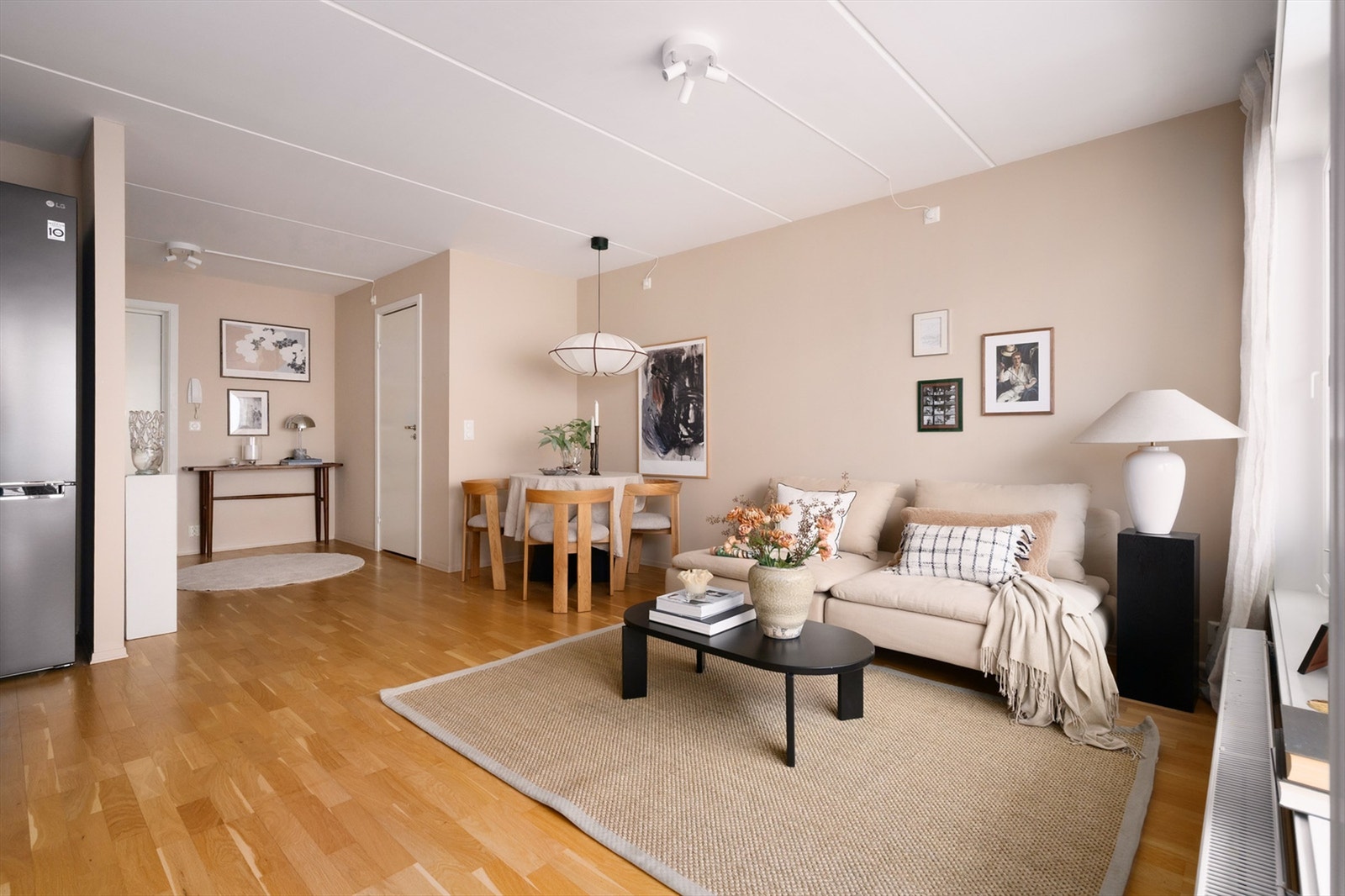 Stuen er lys og romslig, med en åpen løsning mot kjøkkenet. Galleribilde