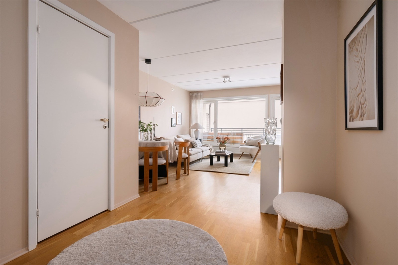 Fra entréen åpner leiligheten seg opp mot stue og kjøkken. Galleribilde