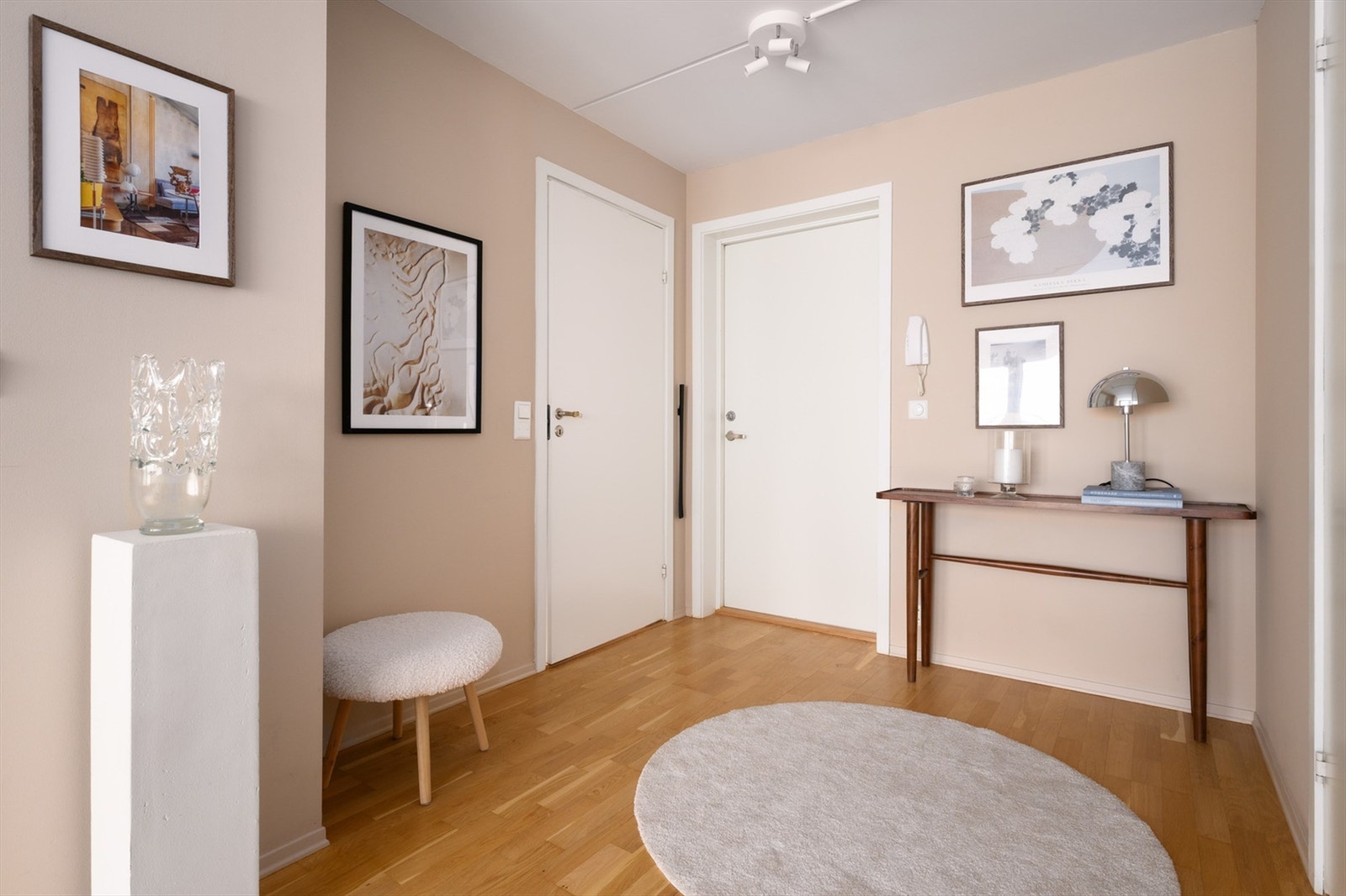 Lys og innbydende entré med dørcalling og plass til oppbevaring i en romslig, innvendig bod. Galleribilde