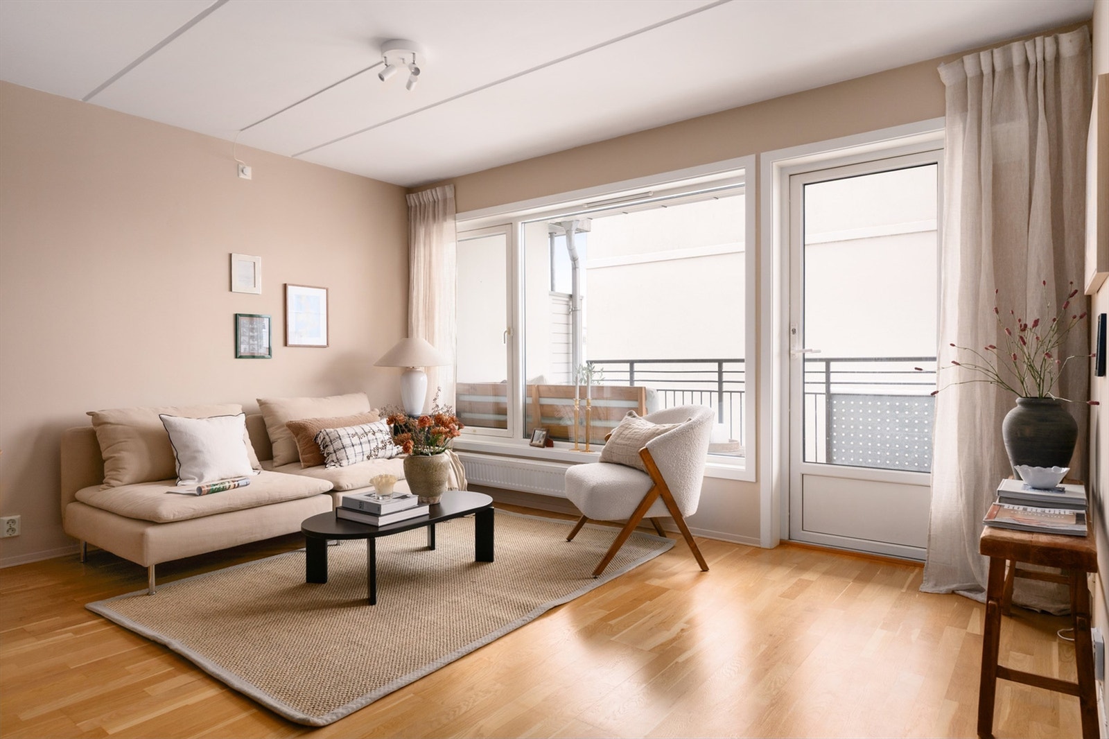 I stuen er det god plass til å møblere med både sofagruppe og spisebord. Galleribilde