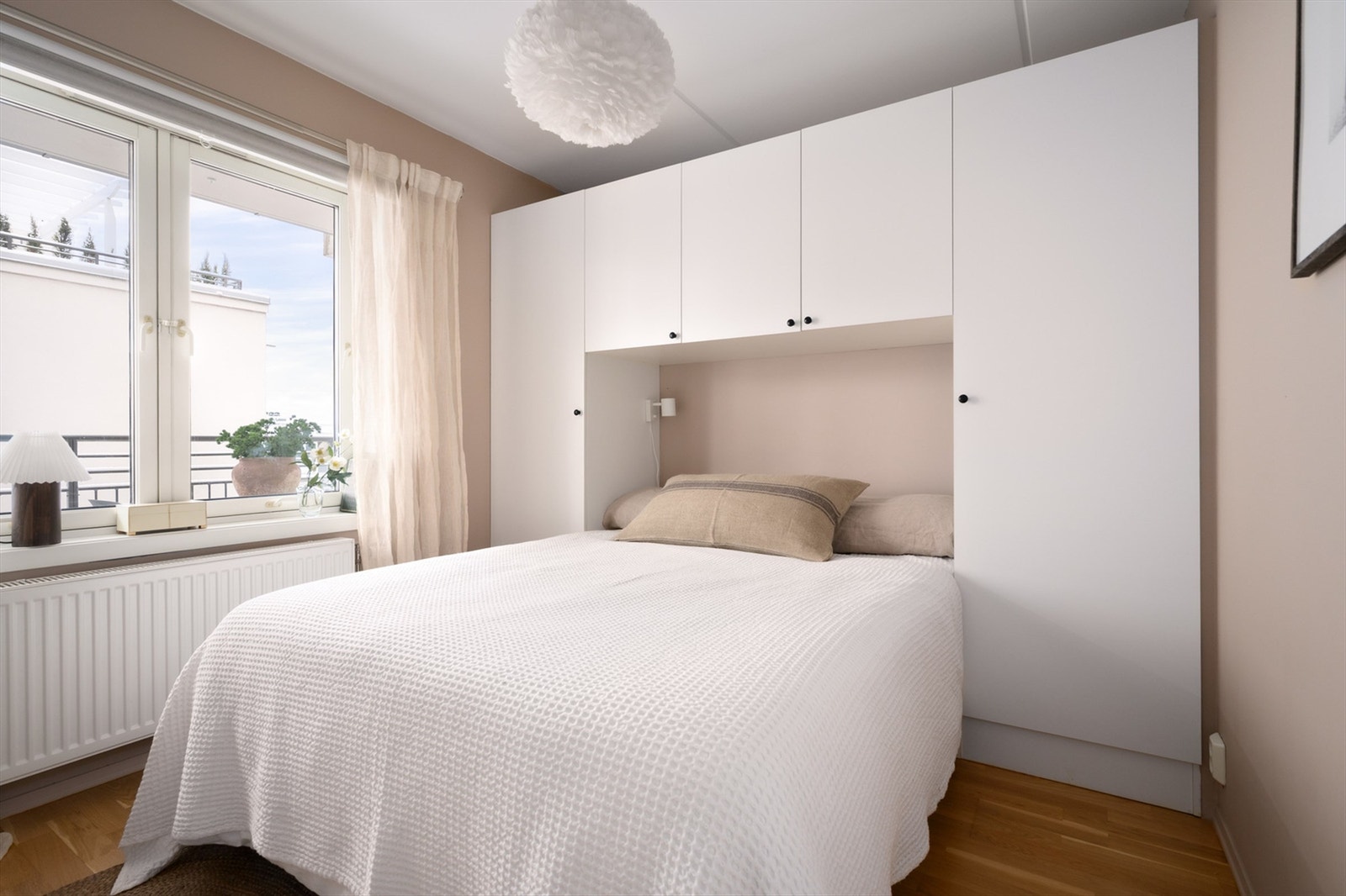 Soverommet er av god størrelse og har plass til dobbeltseng og en plassbygget garderobeløsning for effektiv oppbevaring. Galleribilde