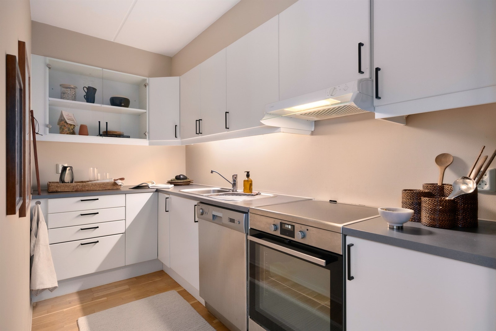 Kjøkkeninnredningen fra Sigdal har glatte fronter og god benkeplass. Galleribilde