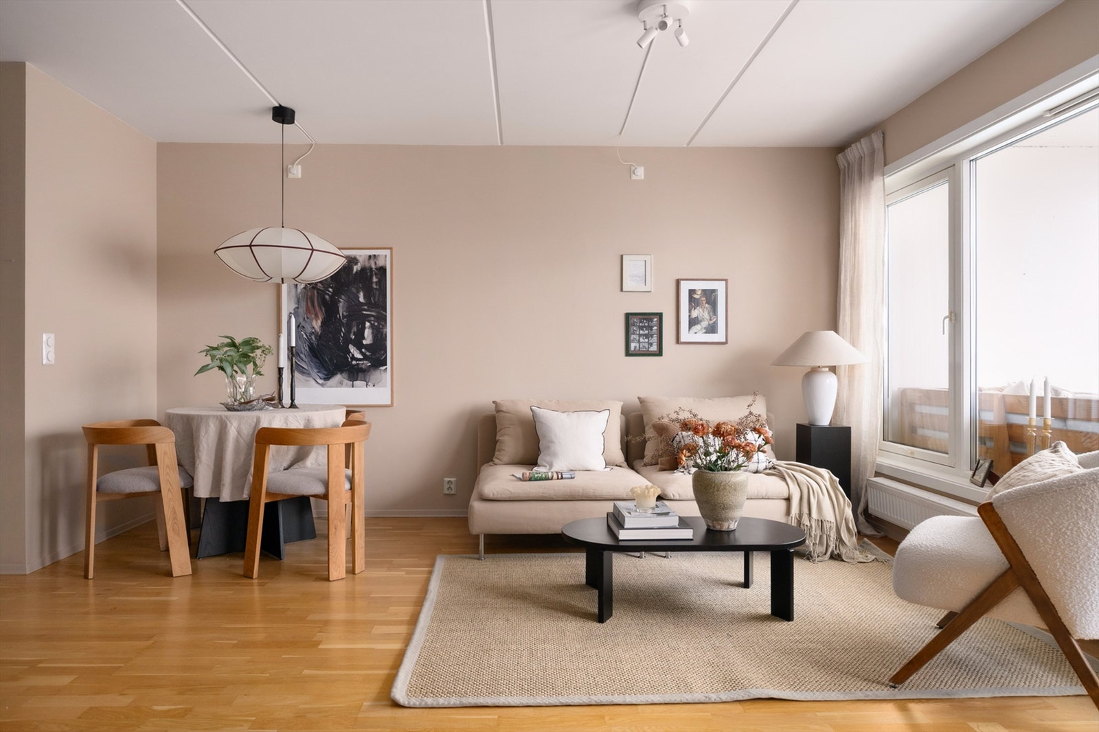 Lys og romslig 2-roms selveierleilighet som ligger høyt i 5. etasje med heis. Galleribilde