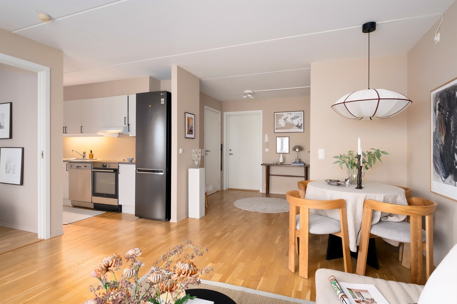 Gjennomgående parkettgulv og nøytrale fargevalg gir et helhetlig inntrykk. Galleribilde