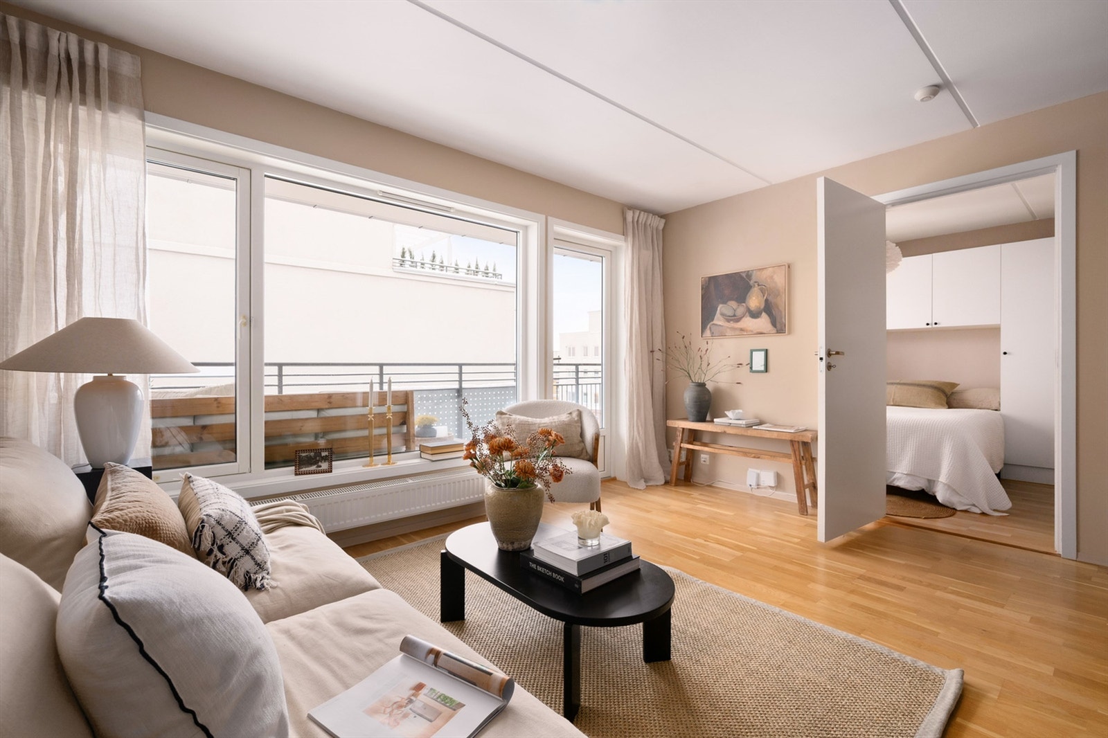 Fra stuen er det direkte utgang til den store balkongen, som fungerer som en fin forlengelse av stuen. Galleribilde