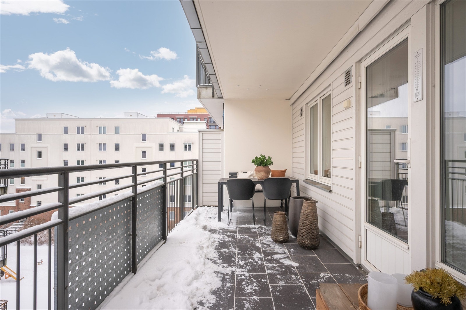 Leiligheten har en stor, sørvendt balkong på 16 m² med gode solforhold. Balkongen har god plass til flere sittegrupper og har lite innsyn fra naboer. Galleribilde