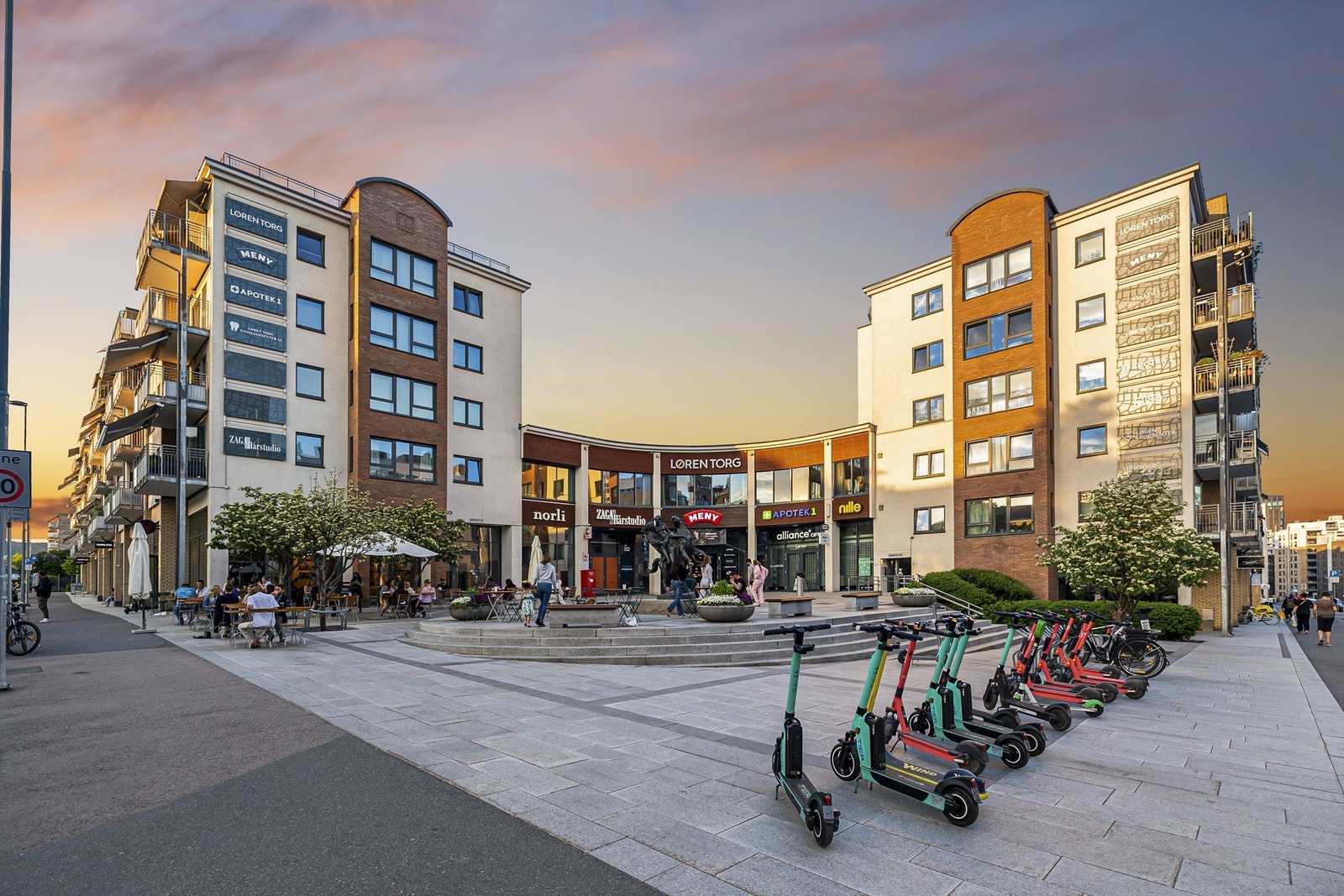 På Løren Torg, kun få minutter unna, finner du dagligvarebutikker, apotek og flere serveringssteder. Galleribilde