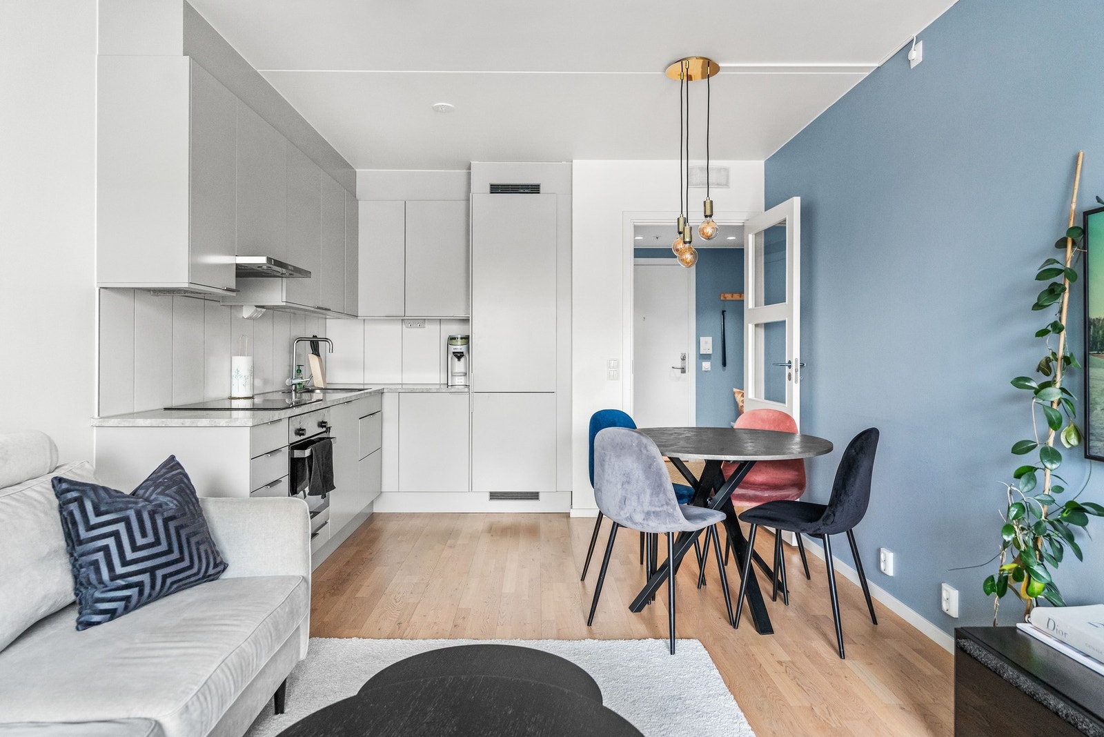 Gulvet er belagt med tre-stavs parkett. Varmtvann og fyring er for øvrig inkludert i felleskostnader. Galleribilde