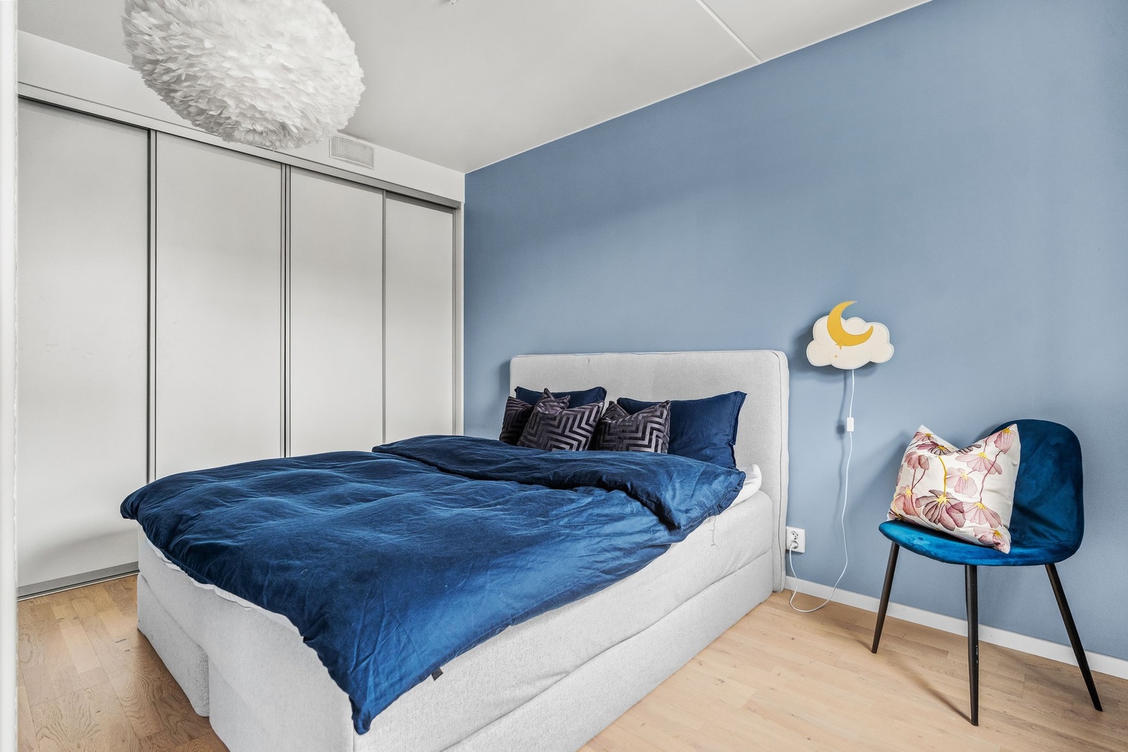 Romslig soverom med god plass til dobbeltseng, nattbord og lagring av klær i skyvedørsgarderoben. Galleribilde