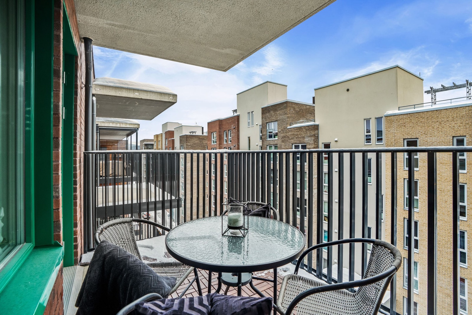 Dette er en nyere 2-roms selveierleilighet fra 2020 med god standard og meget sentral beliggenhet i Lørenskog. Perfekt som førstegangskjøp eller for utleie! Galleribilde