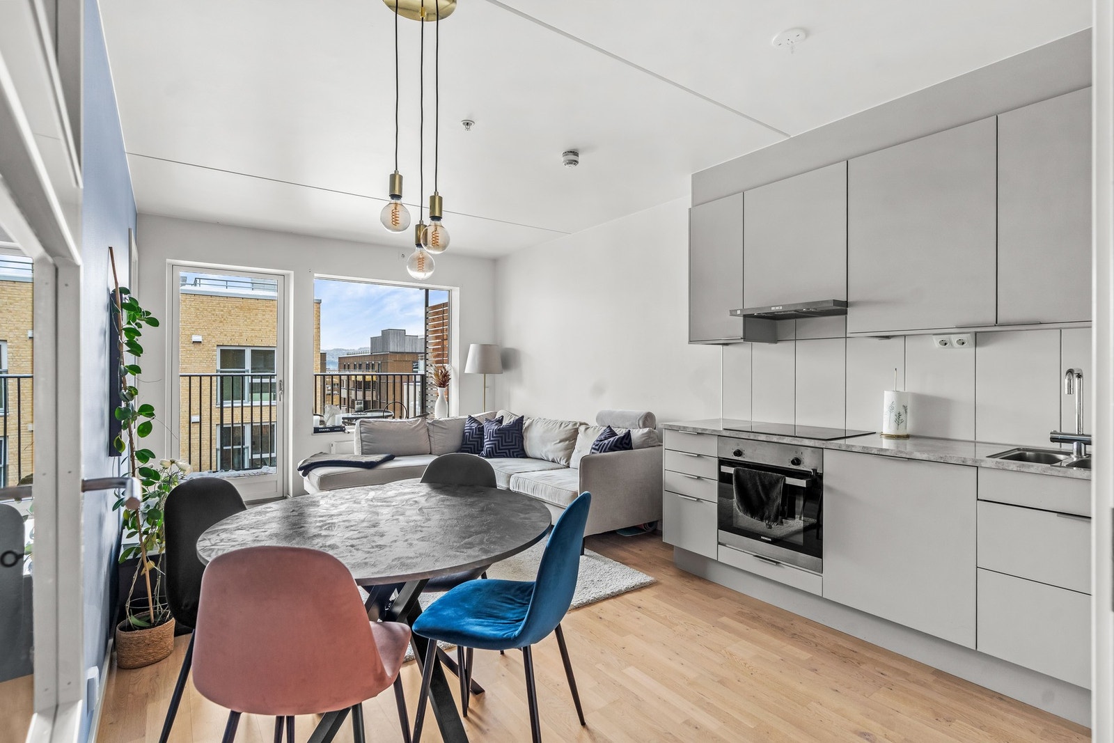 Vi starter i boligens hovedrom. Her er det hyggelig å tilbringe dagene og kveldene hjemme. Galleribilde