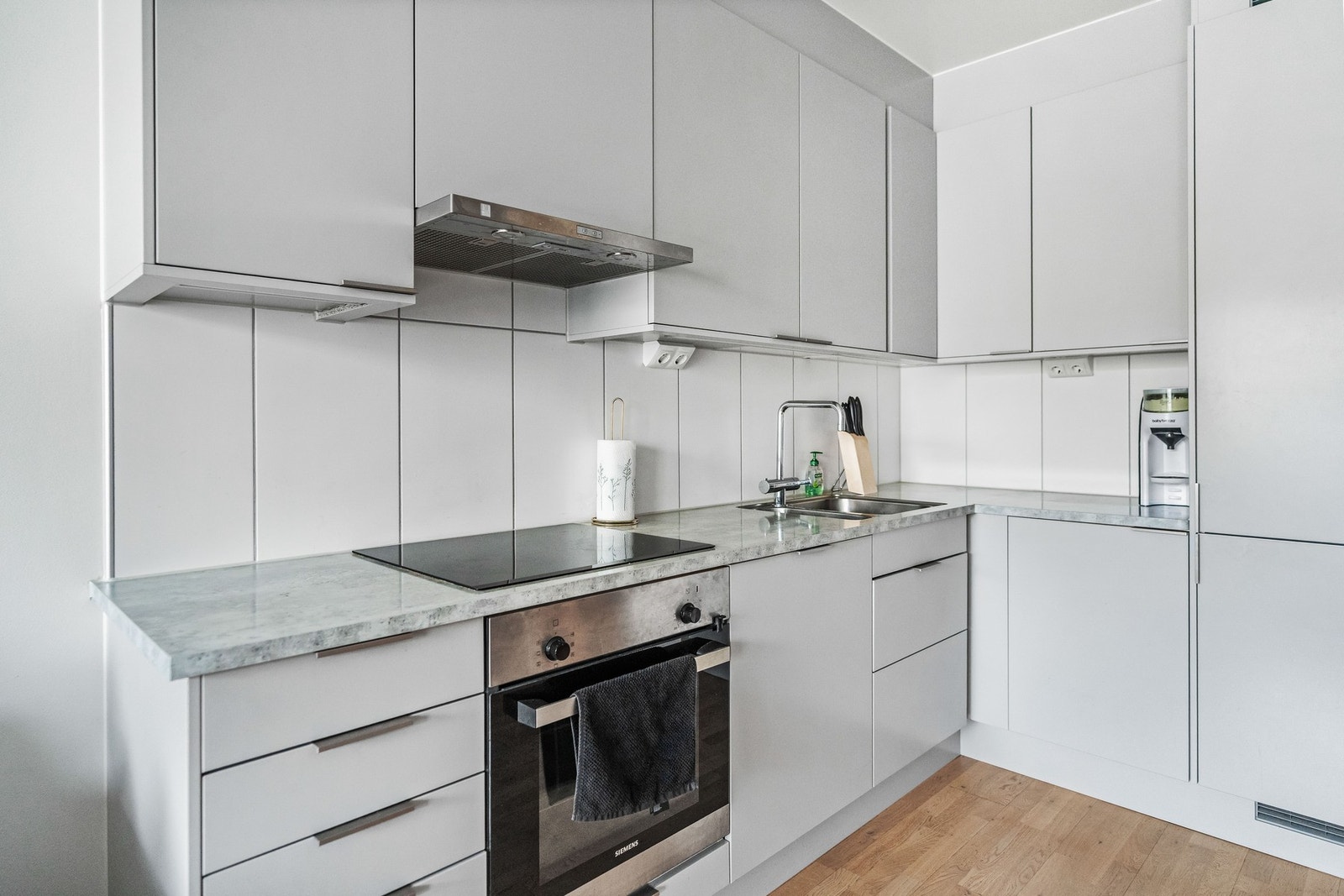 Det er godt med lagringsplass i skuffer og skap til ulike kjøkkenredskaper. Galleribilde