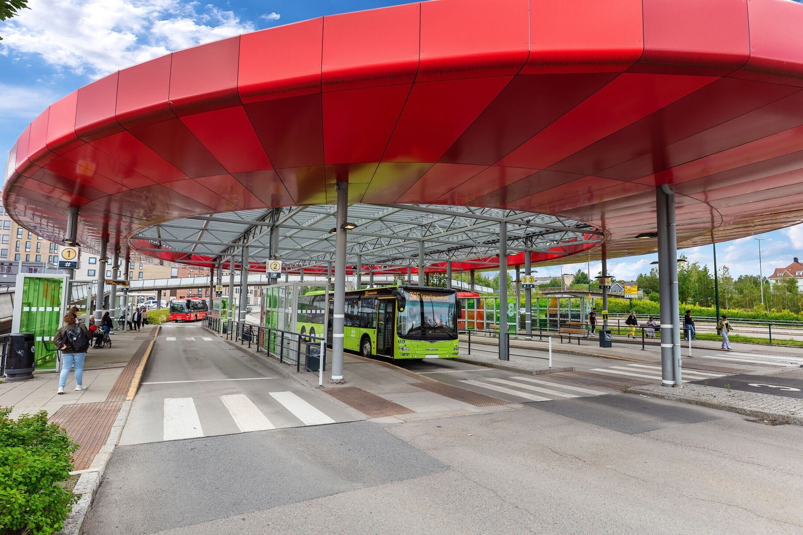 Lørenskog sentrum bussterminal ligger i nærheten med en rekke forbindelser. For øvrig er Triaden busstopp bare 220 meter unna boligen. Galleribilde
