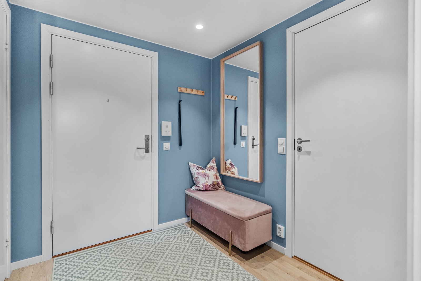 Før du kommer inn døren hjemme kan du velge å benytte deg av heisen eller ta trappen opp til 6.etasje. Galleribilde