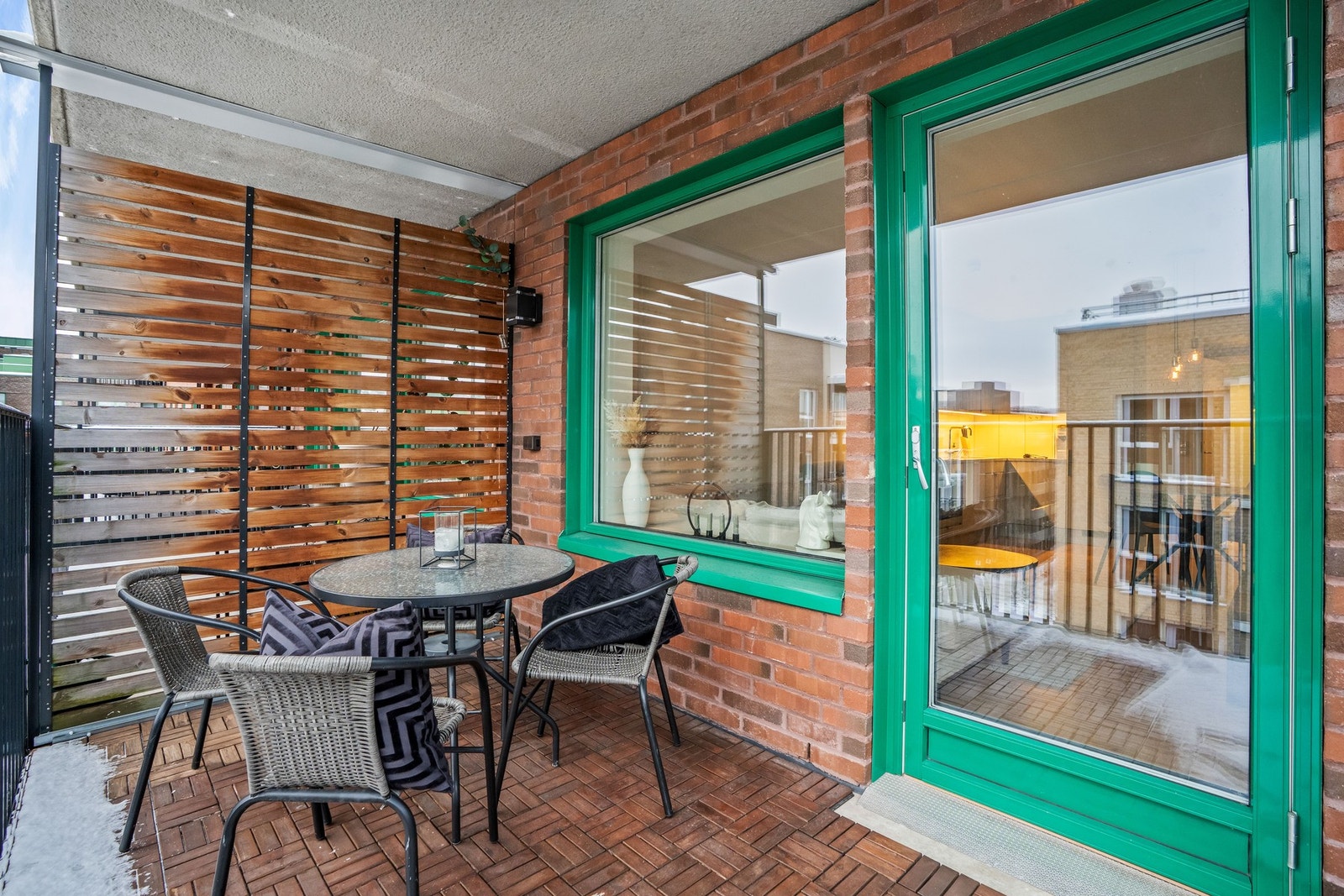 Balkongens størrelse gir god plass til en hyggelig hagegruppe og grill. Galleribilde