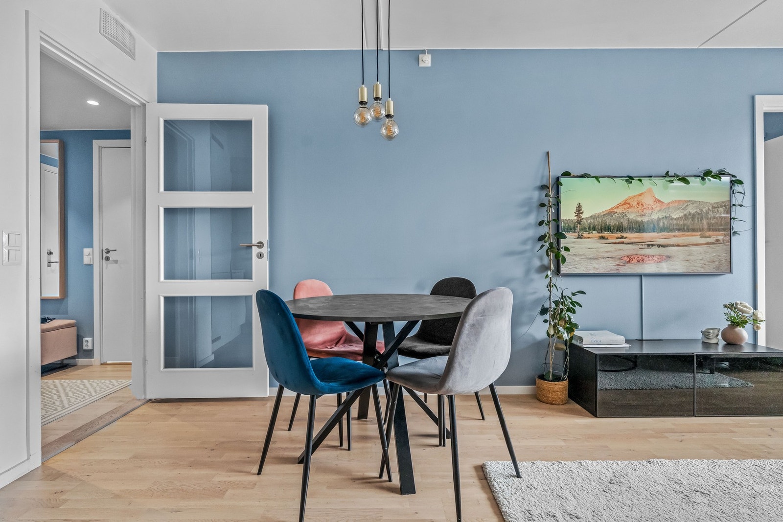 Videre har kjøkkenet plass til en hyggelig spisegruppe. Galleribilde