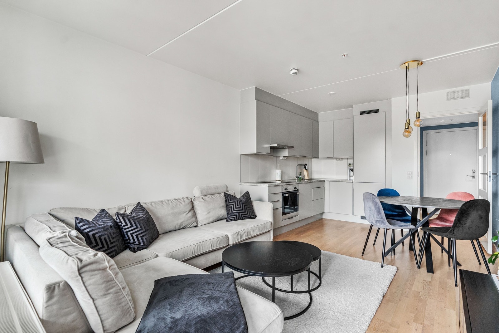 Kjøkkenet ligger i en åpen løsning som gir en sosial sone. Her går du ikke glipp av samtalen med gjestene når du skal lage mat! Galleribilde