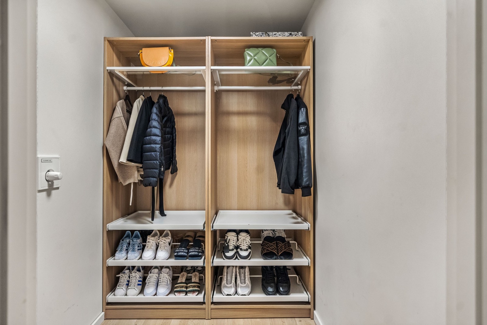 Garderoberommet er lett tilgjengelig fra inngangspartiet. Her har du god plass til yttertøy og sko. Galleribilde