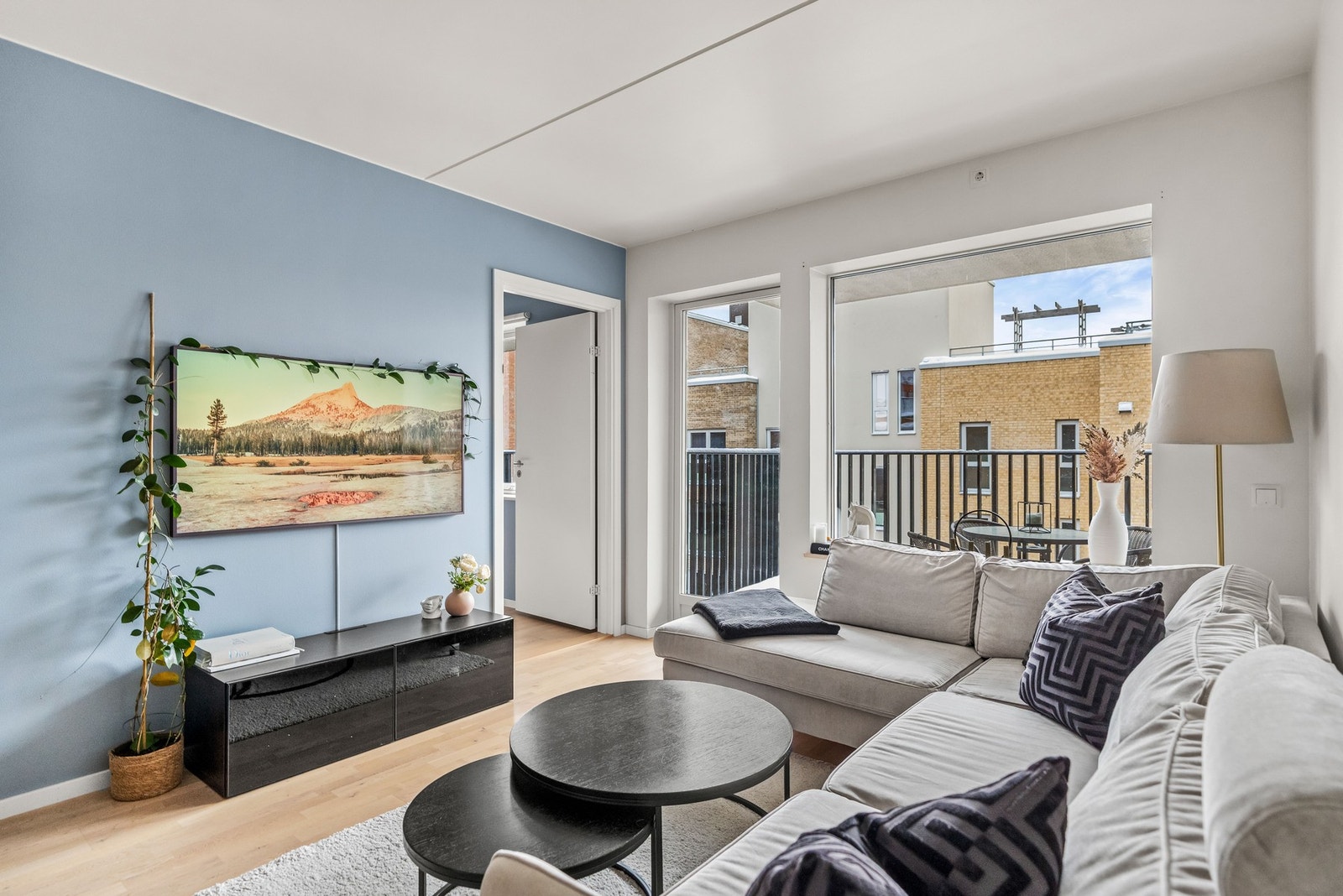 Stuesonen har god plass til en hjørnesofa, sofabord og medievegg. Legg merke til store vindusflater, her er det mye lysinnslipp! Galleribilde