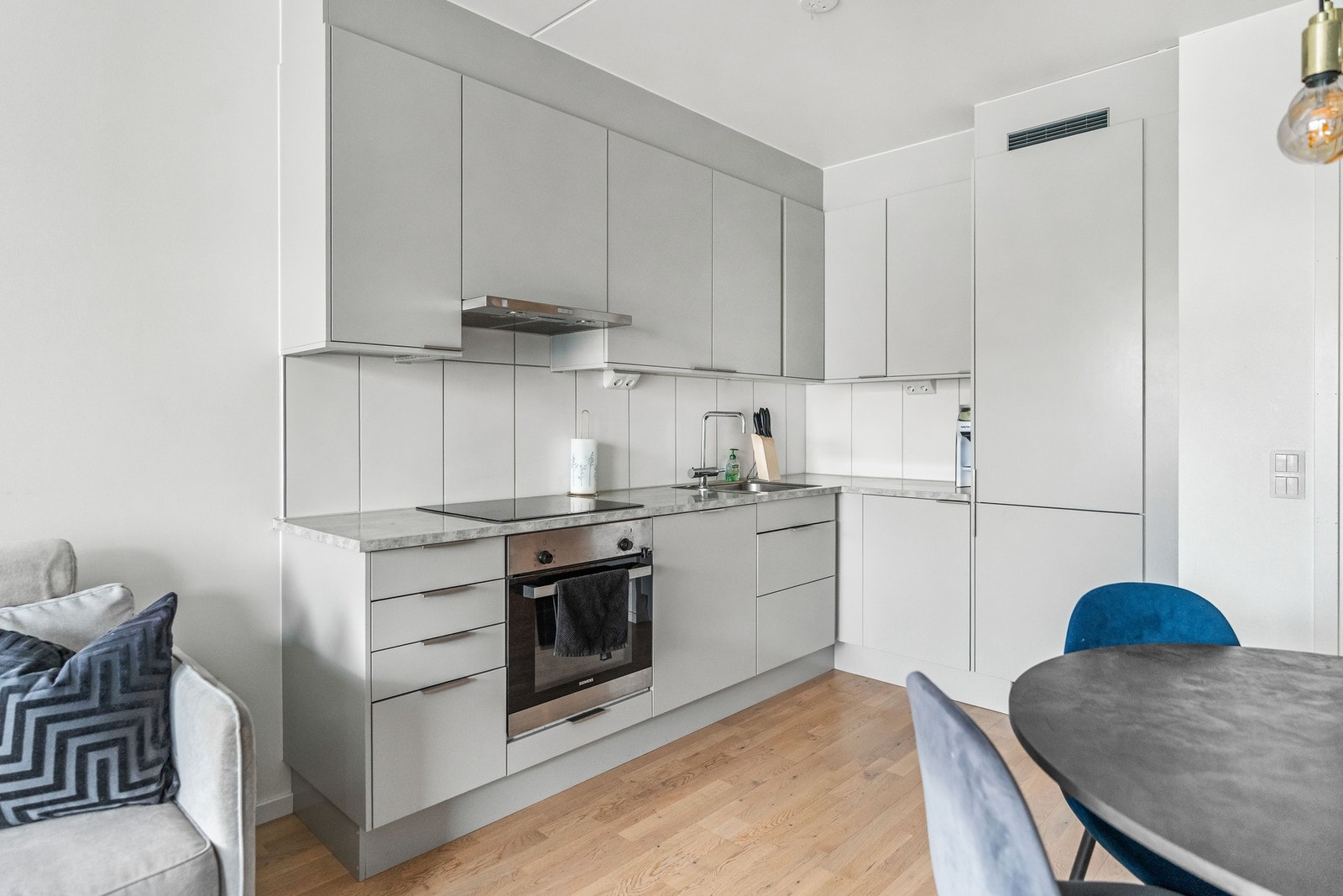 Kjøkkenet er utstyrt med integrerte hvitevarer som oppvaskmaskin, komfyr, nedfelt platetopp, kombiskap og ventilator koblet til sentralt anlegg. Galleribilde