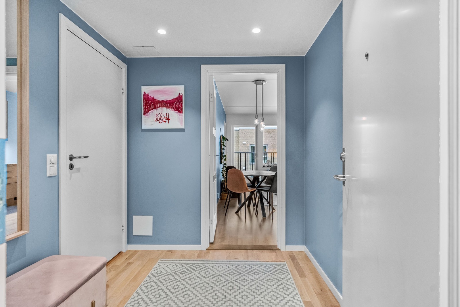 Velkommen hjem! Her blir du møtt av et innbydende inngangsparti som gir et godt førsteinntrykk av boligen. Galleribilde