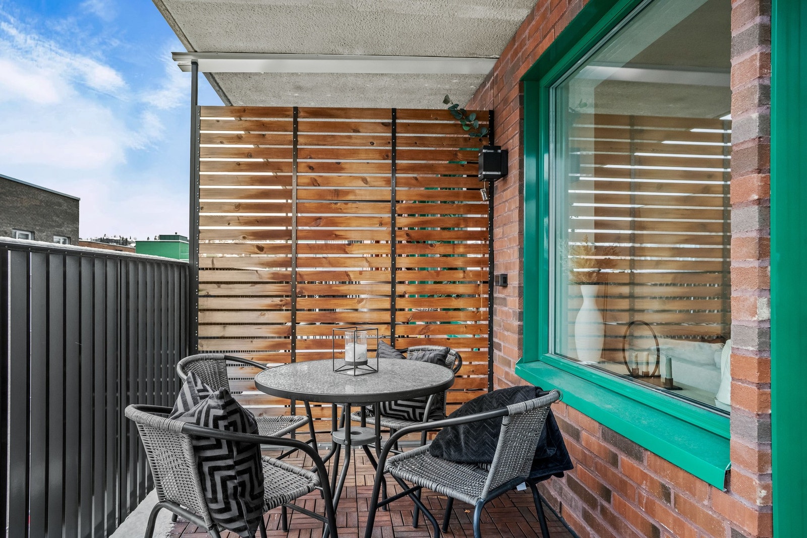 Balkongen blir som en naturlig forlengelse av stuen på sommerhalvåret! Galleribilde