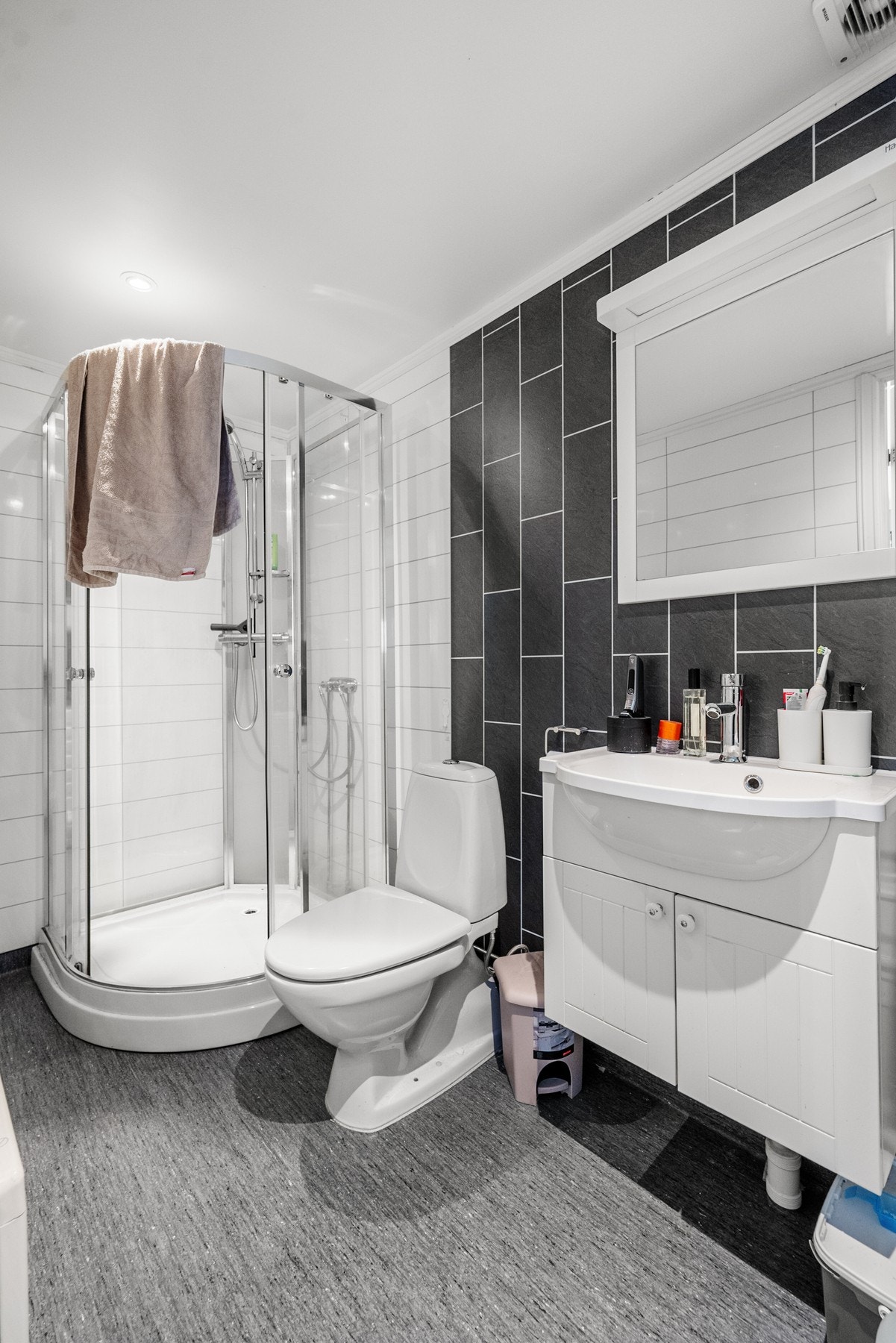 Badet har baderomsplater på vegger og gulvbelegg på gulv.
Opplegg for vaskemaskin. Galleribilde